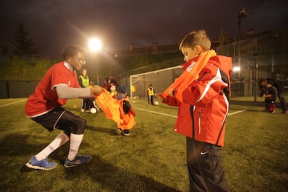 Un entrenador de la escuela instruye a un chico.