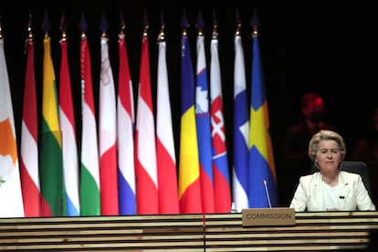 La presidenta de la Comisión Europea Ursula von der Leyen en mayo de 2021, durante la reunión de la UE en Oporto.