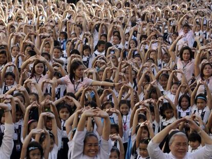 Estudiantes filipinos bailan para sumarse a la campaña 'One Billion Rising'.