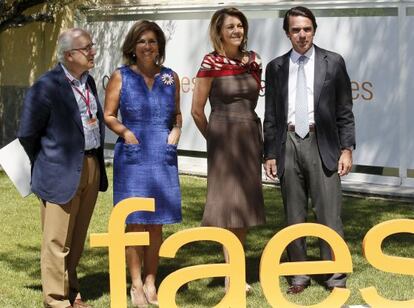 De izquierda a derecha, el secretario general de FAES, Javier Zarzalejos; la alcaldesa de Madrid, Ana Botella; la secretaria general del PP, Dolores de Cospedal y el el expresidente del Gobierno José María Aznar.