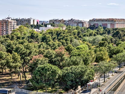 Foto panorámica de la ciudad con el Jardín del Turia, el parque lineal que recorre Valencia, en primer término.