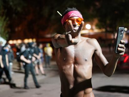 Manifestante faz o sinal da paz com as mãos durante protesto antirracista em 2 de agosto, em Portland, Oregon.