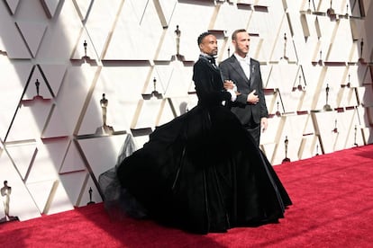 Billy Porter con su marido, Adam Smith, un empresario de 35 años, en la alfombra roja de los Oscar 2019.