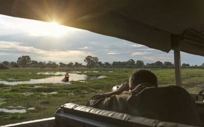 Un turista fotografía un hipopótamo durante un safari fotográfico en el delta del Okavango, en Botsuana.