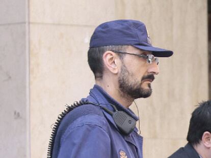 Policía nacional de Valencia que lleva, estando de servicio, una imagen de Franco a la vista en el uniforme, con la frase: "No se os puede dejar solos".