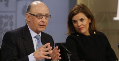  La vicepresidenta del Gobierno, Soraya S&aacute;enz de Santamar&iacute;a y el ministro de Hacienda, Crist&oacute;bal Montoro, durante la rueda de prensa posterior a la reuni&oacute;n del Consejo de Ministros.