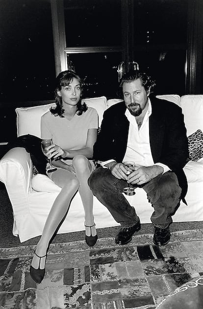 El artista posa en 1995 junto a su mujer de entonces, la exmodelo Olatz López Garmendía
