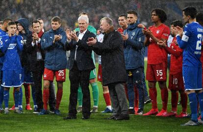 El dueño del Hoffenheim, a la izquierda, posa junto a Rummenigge y los jugadores de ambos equipos.