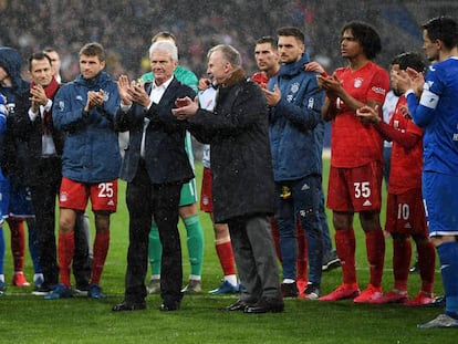 El dueño del Hoffenheim, a la izquierda, posa junto a Rummenigge y los jugadores de ambos equipos.