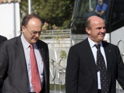 El ministro español de Economía, Luis de Guindos (derecha), y el gobernador del Banco de España, Luis María Linde, llegan a la reunión del Ecofin.