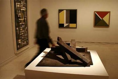 A la izquierda, un cuadro de Reinhardt <i>dialoga</i> con una escultura y dos pinturas de Gerardo Rueda en la exposición del IVAM.