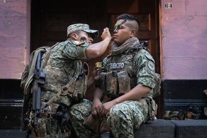 Elementos de Fuerzas Especiales del Ejército Mexicano se maquillan en las calles del Centro Histórico.