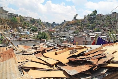 La Limonada en sus inicios estaba compuesta por viviendas construidas con cartones, láminas y madera. Hoy en su mayoría son casas de bloques y tejados de chapa que se amontonan en el barranco dado la escasez de vivienda formal en la ciudad.