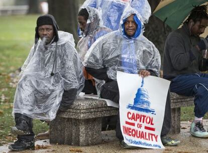 Trabajadores del Capitolio protestan contra la desigualdad.