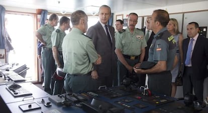 El director de la Guardia Civil, Arsenio Fernández de Mesa, en la sala de mandos del buque 'Segura' durante la presentación de la Operación Indalo este lunes en Málaga.