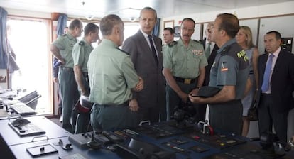 El director de la Guardia Civil, Arsenio Fern&aacute;ndez de Mesa, en la sala de mandos del buque &#039;Segura&#039; durante la presentaci&oacute;n de la Operaci&oacute;n Indalo este lunes en M&aacute;laga.