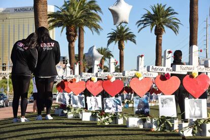 Cruces en el bulevar principal de Las Vegas en recuerdo de los 58 muertos, el viernes.