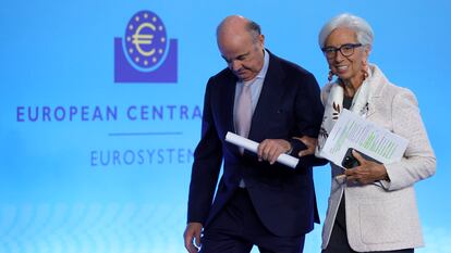 La presidenta del BCE, Christine Lagarde, acompañada del vicepresidente de la institución, Luis de Guindos.