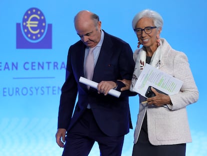 La presidenta del BCE, Christine Lagarde, acompañada del vicepresidente de la institución, Luis de Guindos.