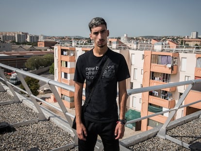 Nasser posaba este viernes en el barrio marsellés de Cité Bassens, en el norte de la ciudad francesa.