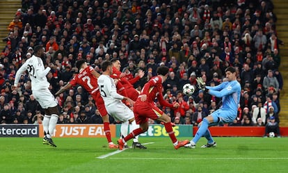 Thibaut Courtois salva el remate de Darwin Núñez en el partido entre Real Madrid y Liverpool este miércoles.