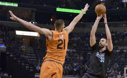 Marc Gasol lanza un triple ante Len.