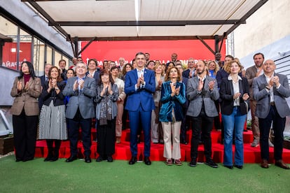 Foto de la nueva ejecutiva federal del PSOE encabezada por Pedro Snchez en Ferraz.