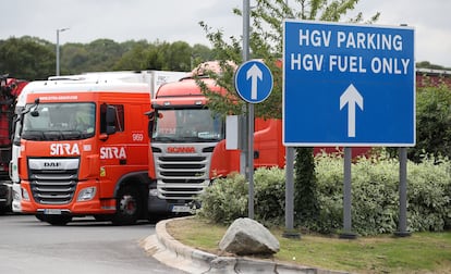 Camiones de mercancía pesada, en la zona de descanso de Cobham (Reino Unido) el 31 de agosto