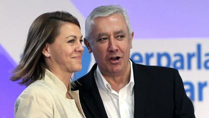 La secretaria general del PP, María Dolores de Cospedal, junto al presidente del PP andaluz, Javier Arenas.