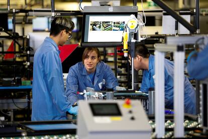 Trabajadores en una factoría de ensamblaje de ordenadores de Apple en Austin (Texas, Estados Unidos).