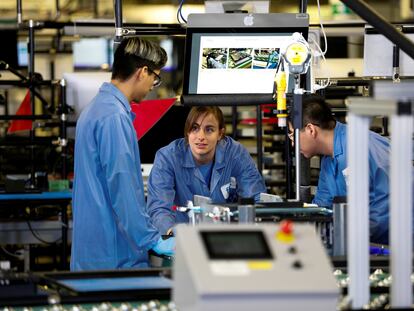 Trabajadores en una factoría de ensamblaje de ordenadores de Apple en Austin (Texas, Estados Unidos).