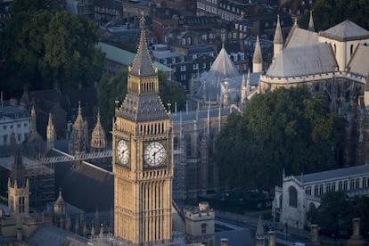 <strong>El turista critica.</strong> “La semana pasada fui al famoso Big Ben y dejadme decir que deberían cambiarle el nombre por 'medium ben'. ¡He visto torres de Lego más grandes!” (Aimee T). "Es solo un reloj. No entiendo todo el bombo con este reloj. Es literalmente solo un reloj. Y acabará siendo digital en treinta años” (Montgomery S). “Es muy decepcionante, mucho más pequeño de lo que esperabas” (Stephen H). </p> <strong>El experto contesta.</strong> "Se trata del elemento más reconocible del Palacio de Westminster, un edificio que acoge las dos cámaras del parlamento británico, la de los Lores y la de los Comunes y que desde época medieval fue un lugar privilegiado de la corte inglesa. La escala monumental de la esfera del reloj fue durante décadas la más grande del mundo. Por un lado cabe destacar la originalísima manera en la que el reloj -metáfora de la modernidad y la precisión- se integra en la arquitectura historicista y por otro el valor simbólico que ha adquirido a lo largo de los años como emblema indiscutible de Reina Unido, un país conocido por la larga historia de su parlamentarismo", afirma Ignacio Vleming, periodista y poeta, autor de 'Fisura', un ensayo sobre los espacios residuales de la ciudad. </p>