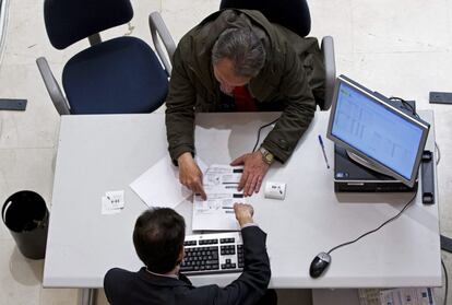 Un contribuyente en una oficina de la Agencia Tributaria