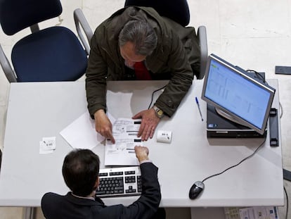 Un contribuyente en una oficina de la Agencia Tributaria