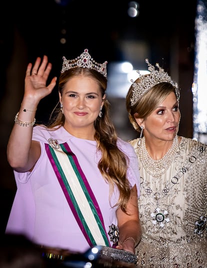 La princesa Amalia y la reina Máxima de Holanda en el banquete de Estado organizado en Ámsterdam, el 15 de abril de 2025.
