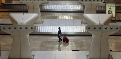 Una viajera en el área de recogida de equipajes de la terminal 4 de Madrid-Barajas.