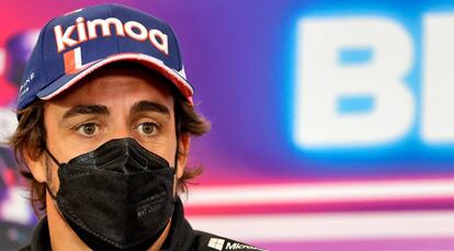 El piloto español de Fórmula 1, Fernando Alonso, con una gorra de la marca que fundó, Kimoa. 