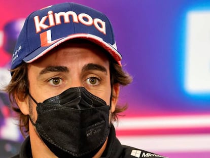 El piloto español de Fórmula 1, Fernando Alonso, con una gorra de la marca que fundó, Kimoa. 