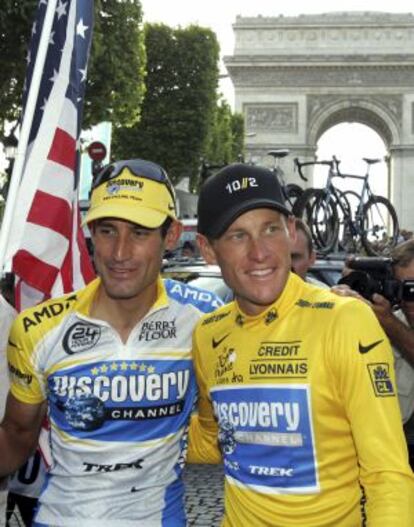 Armstrong junto a Hincapié en el Tour de 2005