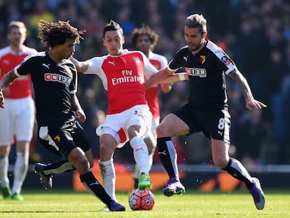 Özil controla el balón ante dos rivales del Watford.