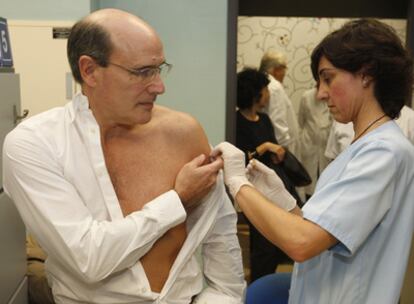 El consejero de sanidad, Rafael Bengoa, se vacuna contra la gripe A en el hospital Donostia de San Sebastián.