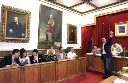 Mikel Torres (PSE), con el bastón de mando tras ser reelegido alcalde de Portugalete.