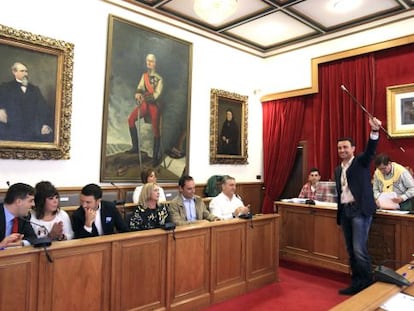 Mikel Torres (PSE), con el bastón de mando tras ser reelegido alcalde de Portugalete.