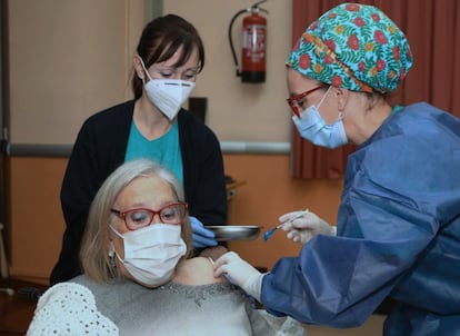 Una sanitaria administra la vacuna contra la covid-19 a Emilia Nájera, de 80 años, interna de la residencia Romareda en Zaragoza.