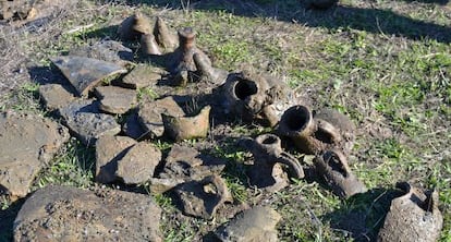 Restos de &aacute;nforas halladas en el Paraje Marismas del Odiel.