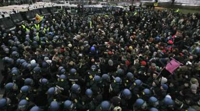 La policía danesa contiene a los manifestantes congregados en las afueras del Bella Center de Copenhague, sede de la conferencia del clima.