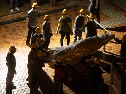 Un grupo de obreros retira la estatua 'Pillar of Shame' ('Pilar de la Vergüenza'), en la madrugada de este jueves en la Universidad de Hong Kong.