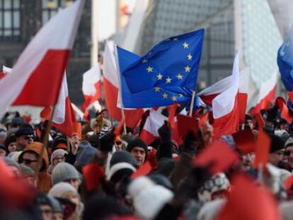 Unos 2.000 polacos se manifiestan a principios de enero contra las medidas del Gobierno ultraconservador.