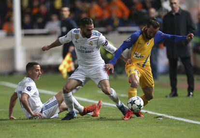 Daniel Carvajal (c) del Real Madrid y su compañero Lucas Vazquez (i) intentan parar a Efstathios Aloneftis.