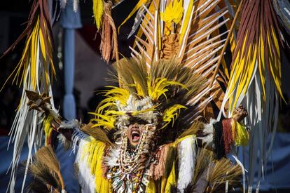 Un hombre disfrazado participa en un desfile con motivo del Jember Fashion Carnival celebrado en la isla de Java (Indonesia).